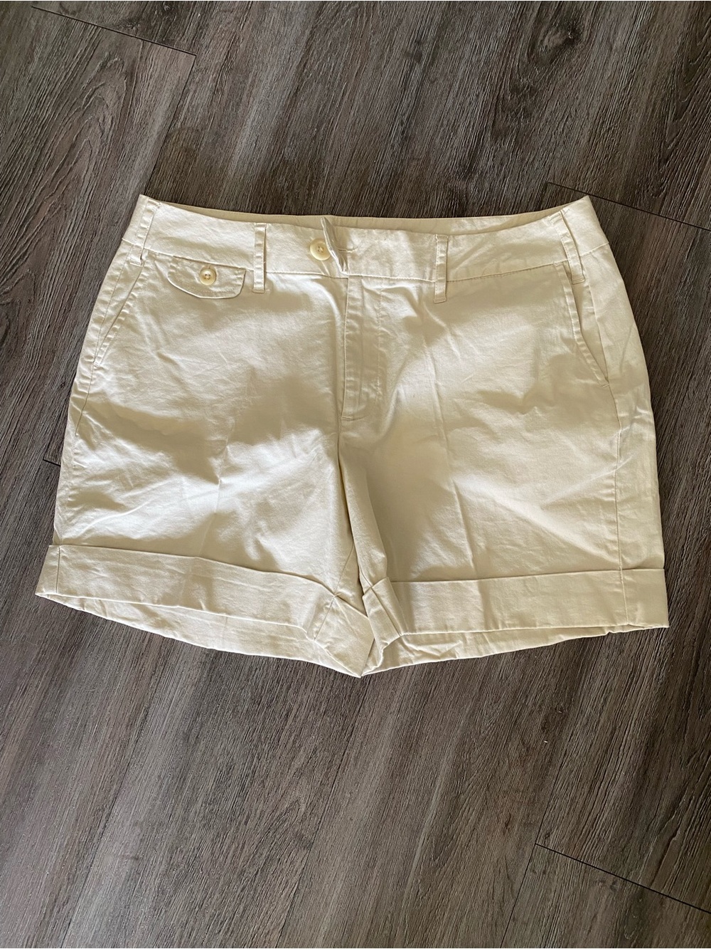 Hannah Stretch Cream Chino Shorts - Classic Cuffed Style